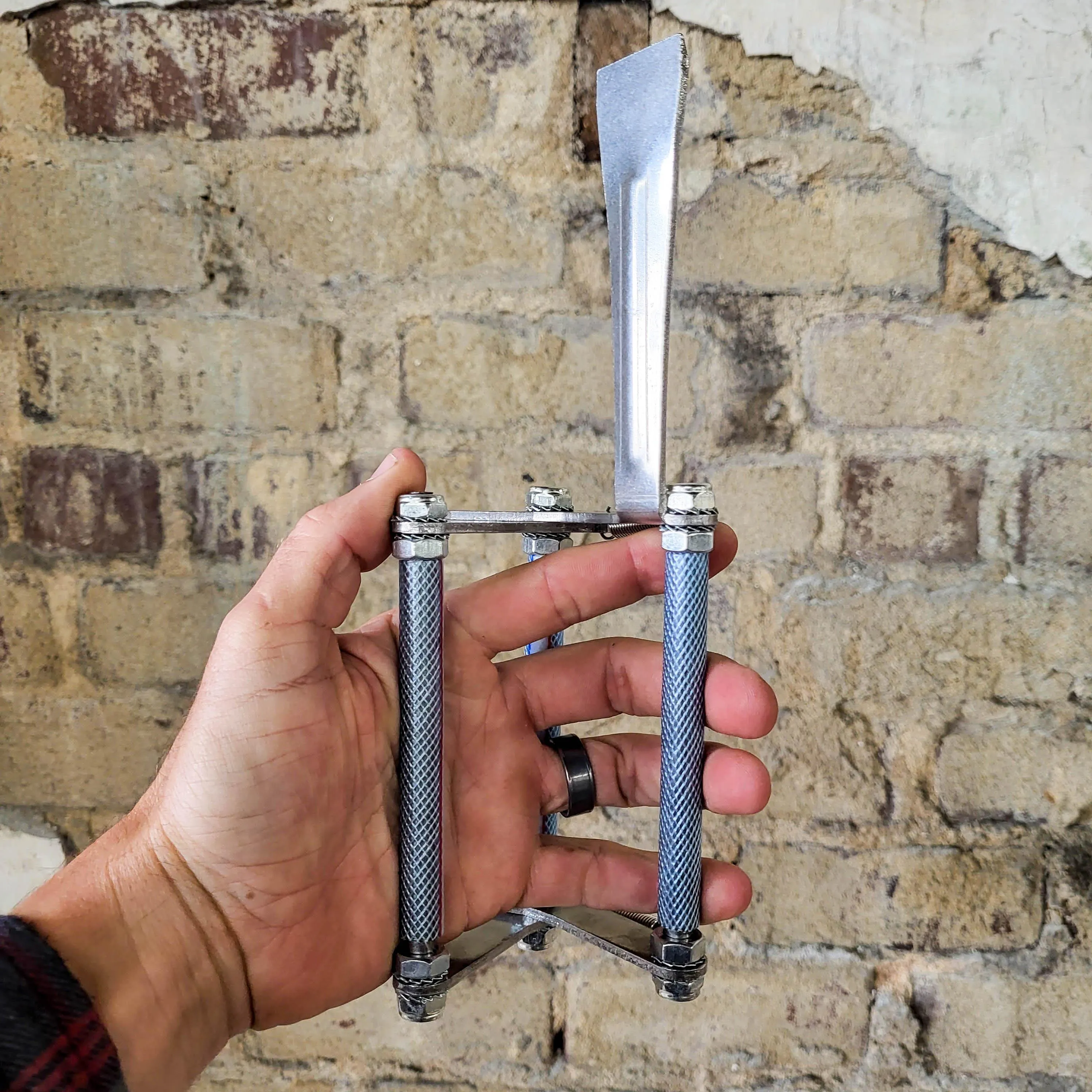 Premium Metal Frame Grip with Pry Bar Hive Tool