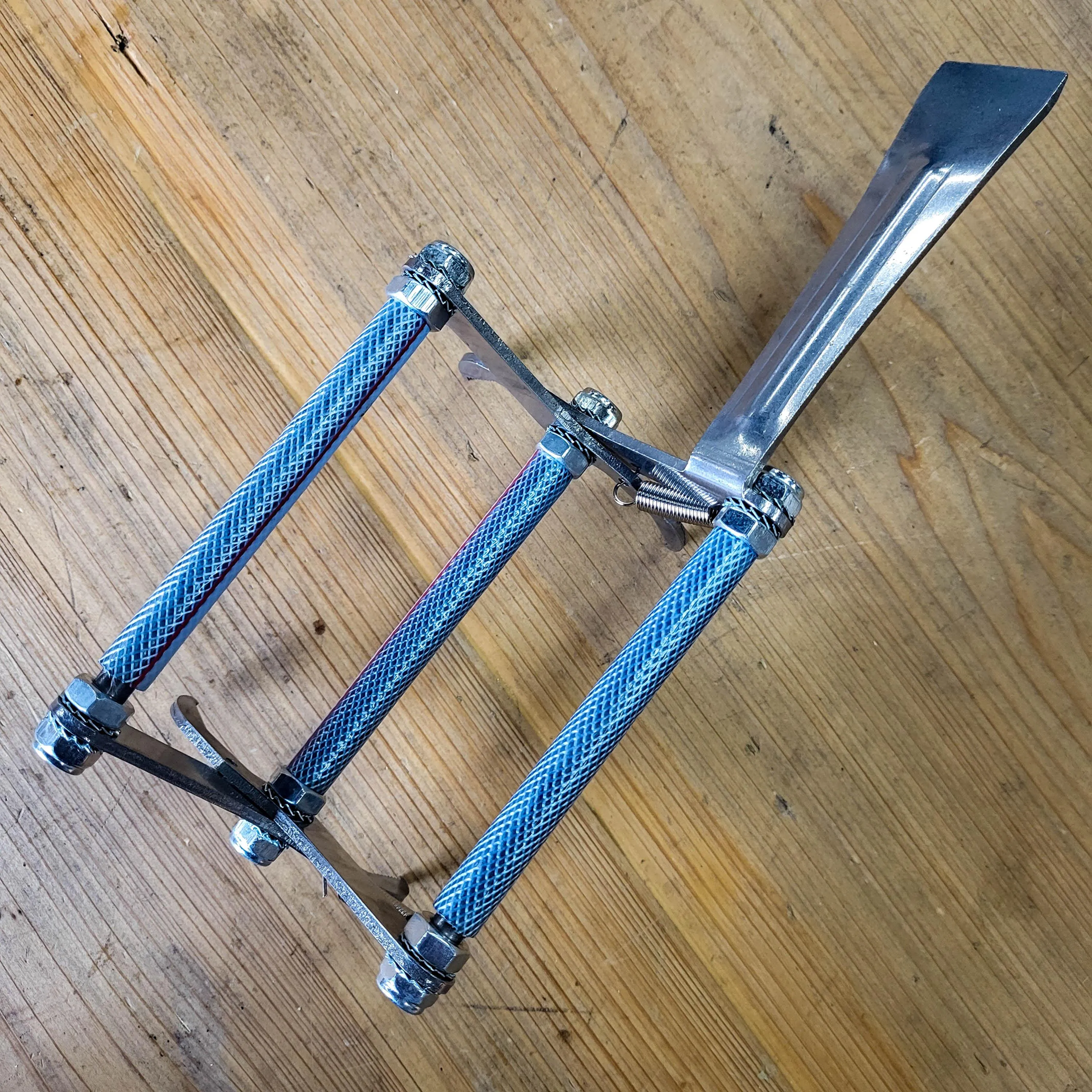 Premium Metal Frame Grip with Pry Bar Hive Tool